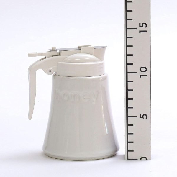 日本製Zero Japan 陶瓷蜂蜜壺白色款旁邊放着一把尺展示其高度