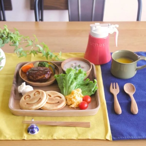 介紹日本製Zero Japan 陶瓷蜂蜜壺粉紅色款與其他食物、杯等一起放在餐枱上