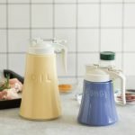 介紹日本製Zero Japan 陶瓷蜂蜜壺黃色款大尺寸與藍色款是尺寸一起放在枱面