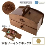 日本製 茶谷産業 木製兩層縫紉盒合上蓋子的相片，旁邊仍有雕花圖案特寫的小桃，左下角有雙子打開後的另一張小圖片，相片上有日本製造等日文字眼。