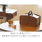 日本製 茶谷産業 木製兩層縫紉盒放在木枱上，背景可見一部坐地式縫紉車。