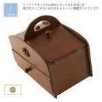 日本製 茶谷産業 木製兩層縫紉盒的俯視圖，塗上附有日文簡介及品牌標誌。