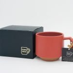 CHIPS Mug 陶瓷杯 280ml - 紅色款，與包裝盒平批而放的正面圖片，背景為淺灰色。