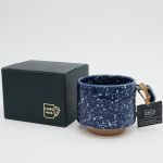 CHIPS Mug 陶瓷杯 280ml - 藍白色潑墨款,與包裝盒平批而放的正面圖片,背景為淺灰色。