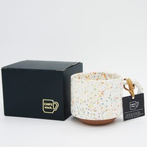 CHIPS Mug 陶瓷杯 280ml -白橙色潑墨款，與包裝盒平批而放的正面圖片，背景為淺灰色。