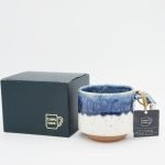 CHIPS Mug 陶瓷杯 280ml -白藍色潑墨款,與包裝盒平批而放的正面圖片,背景為淺灰色。