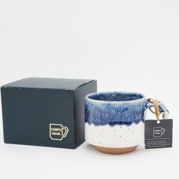 CHIPS Mug 陶瓷杯 280ml -白藍色潑墨款,與包裝盒平批而放的正面圖片,背景為淺灰色。