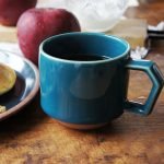 CHIPS Mug 陶瓷杯 280ml - 深綠色款裝滿咖啡放在木枱面上