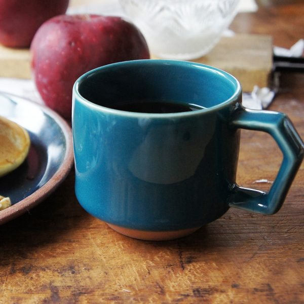 CHIPS Mug 陶瓷杯 280ml - 深綠色款裝滿咖啡放在木枱面上