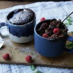 CHIPS Mug 陶瓷杯 280ml - 藍色與 藍白色同款杯裝滿甜品一起放在木枱面上