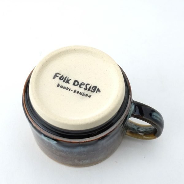 波佐見燒咖啡杯碟套裝「夜色」款的杯子底部，可清晰見到品牌 logo。