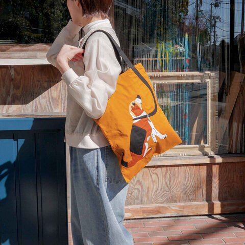 女士肩膀背着Maison Bengal|MQ 狗狗手提袋,背景為街道