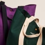 紫色與綠色的HAY Everyday 有機棉手挽袋放在一起的大特寫