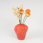 welms. 草莓造型花瓶 - 紅色 插着花朵的白色背景圖