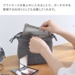把化妝掃袋放進bon moment 絎縫自立式化妝包