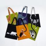 各種不同顏色和圖案的Maison Bengal|MQ 狗狗手提袋平放在一起展示其正面的白色背景圖。