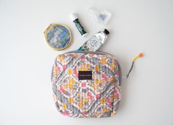 miyaco nishio 有機棉絎縫化妝包 –花款與化妝品放在一起，正面的灰色背景圖