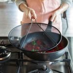 日本 CP JAPAN 手持式防油濺網直接蓋在鍋面上時，能有效防止油花四濺