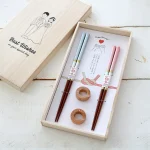 婚禮的祝福對筷套裝兩對筷子和筷子托放在盒內