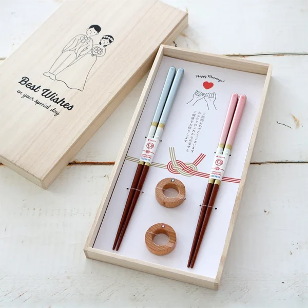 婚禮的祝福對筷套裝兩對筷子和筷子托放在盒內