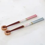 婚禮的祝福兩對筷子各自放在筷子托架上