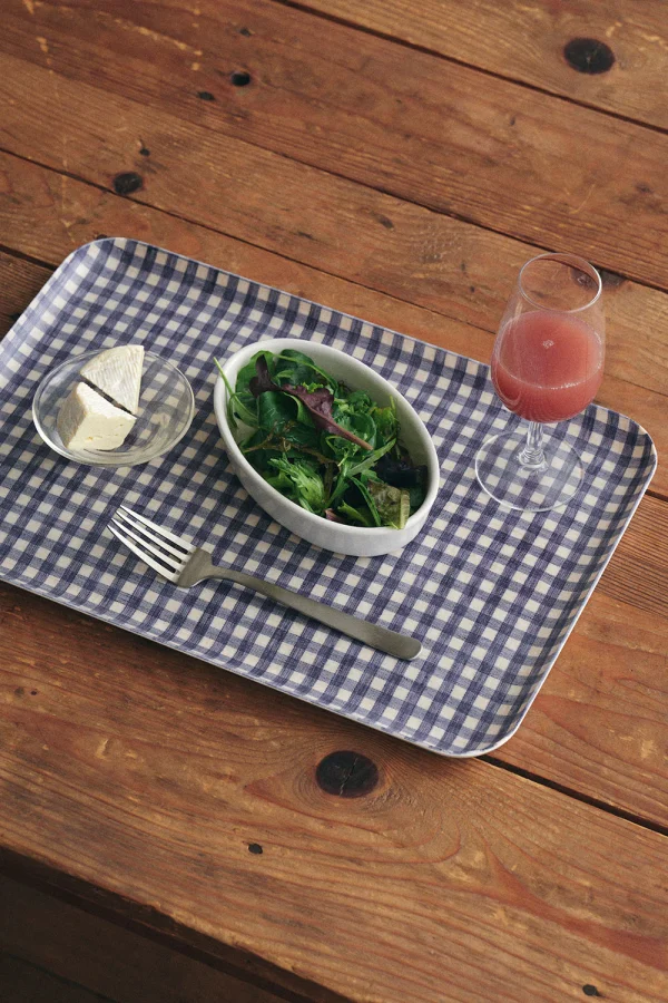 藍白格仔款 Fog linen work 亞麻面托盤 L 放着食物、飲品等放在木枱上。
