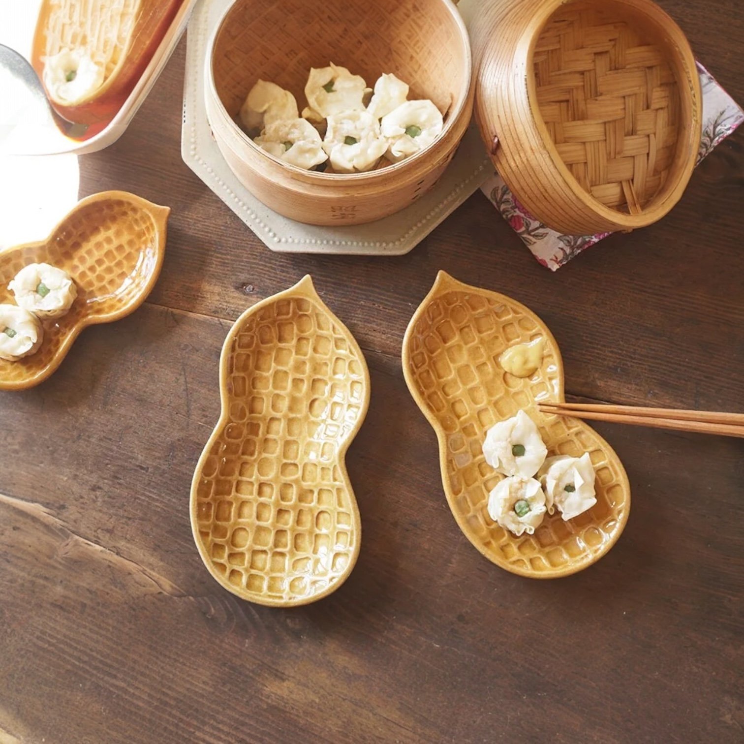 Yoshizawa 益子燒花生造型餐盤承載着點心放在枱上使用的場景圖