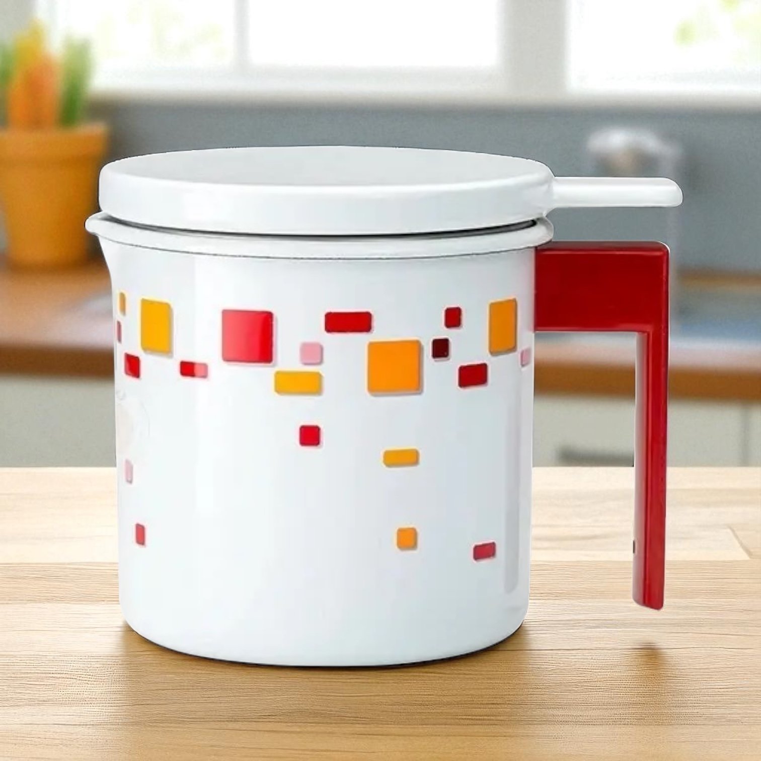 日本琺瑯油壺蓋上蓋子放在枱面