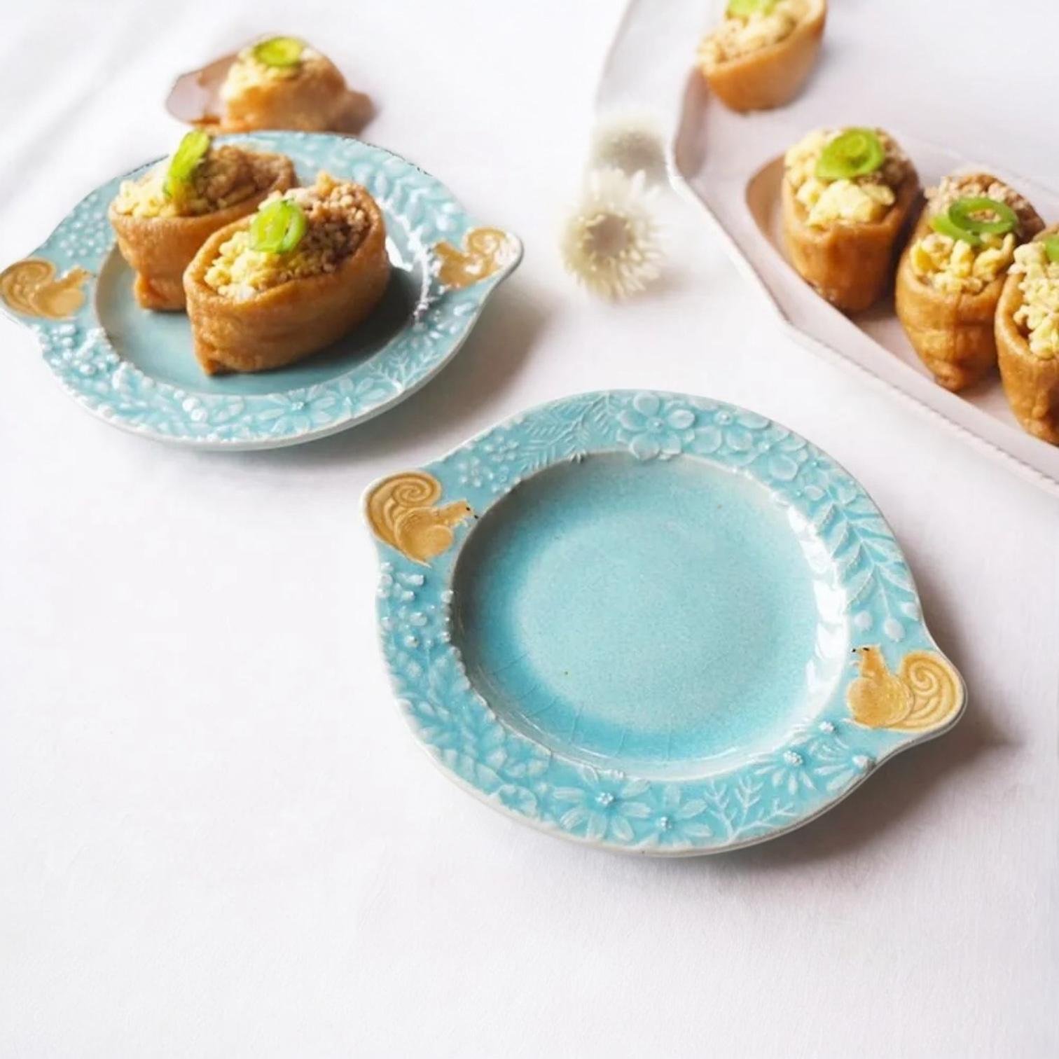 俯視圖，Yoshizawa 益子燒松鼠花環小盤子。 / Top view of the Yoshizawa Mashiko-style squirrel flower wreath small plate.