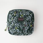 miyaco nishio 有機棉絎縫化妝包 –橄欖，灰色背景圖