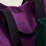 HAY｜Everyday 有機棉手挽袋-紫色款 logo 大特寫
