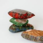 松尾美由紀 貓咪造型抱枕四款不同設計堆疊放在一起的白色背景圖