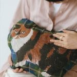 松尾美由紀 貓咪造型抱枕 - Mugi 被抱在手裡的樣子