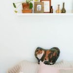 松尾美由紀 貓咪造型抱枕 - Mugi 放在一堆豎着放的咕𠱸頂部上