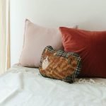 松尾美由紀 貓咪造型抱枕 - Maron 與兩個咕𠱸一起放在床上