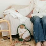 松尾美由紀 貓咪造型抱枕 - Lin 放在沙發前面的地下