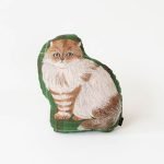 松尾美由紀 貓咪造型抱枕 - Lin 的白色背景圖