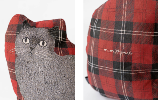松尾美由紀 貓咪造型抱枕 - Leo 正面頭部圖案與背面logo的大特寫