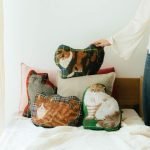 松尾 Miyuki 貓咪造型剪裁抱枕四款不同設計放在床上不同位置的展示圖