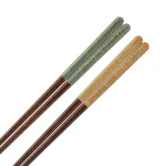 日本製 Tetote KOMA 對筷套裝 綠色與黃色款兩對斜放着的白色背景圖