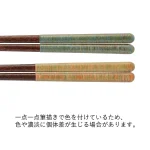 日本製 Tetote KOMA 對筷套裝 綠色與黃色兩對橫放的白色背景圖，底下有日文簡介寫着"每件作品都是手繪並用畫筆繪製的，因此裝飾上可能會存在個體差異"。