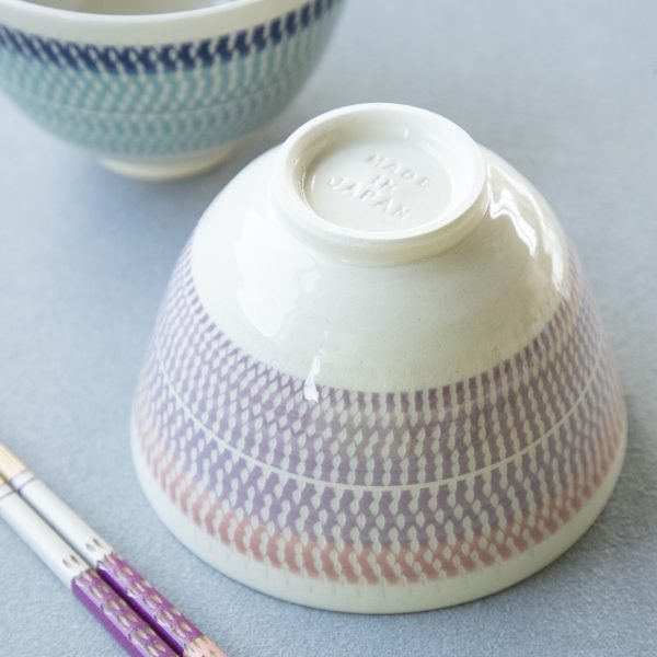 Tetote 鉋紋夫妻飯碗禮盒套裝的紅色款反轉放在枱面的底部特寫