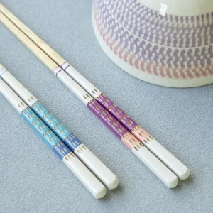 日本製 Tetote 手繪對筷禮盒套裝-兩對筷子放在灰色桌面的頭部圖，旁邊有同系列的碗。