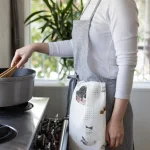 Fog Linen Work 2026 亞麻年曆布掛在穿在身上的圍裙上