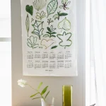 Fog Linen Work 2026 亞麻年曆布 - Green Plants 掛在白色牆上