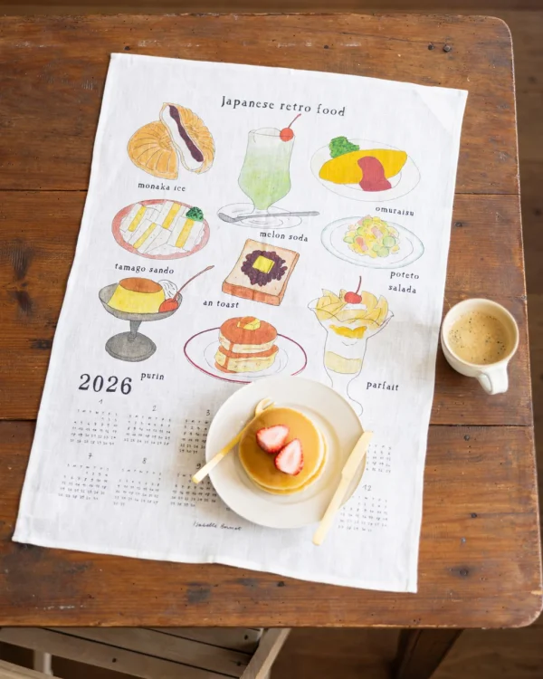 Fog Linen Work 2026 亞麻年曆布 - Japanese Retro Food 放在木枱上的附視圖