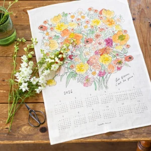 Fog Linen Work 2026 亞麻年曆布- Joyful Bouquet 放在木枱上的俯視圖