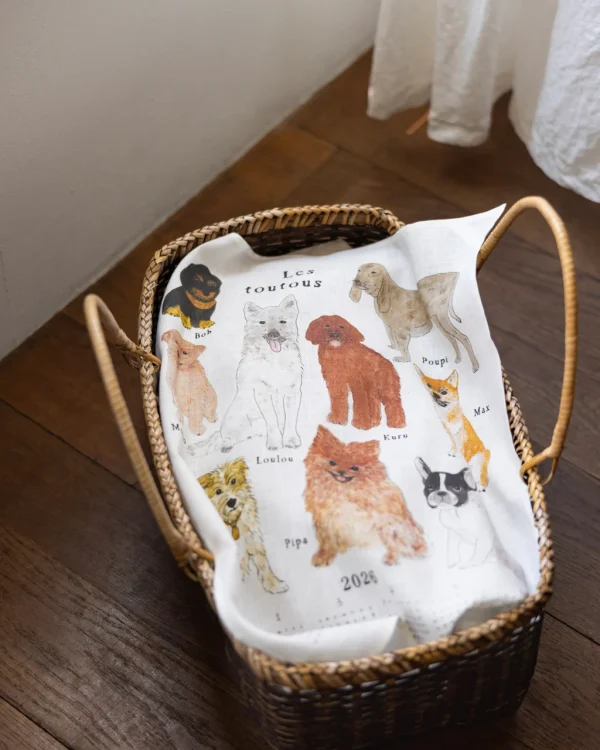 Fog Linen Work 2026 亞麻年曆布 - Lovely Doggies 舖蓋在藤籃上