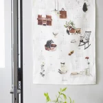 Tender TimeFog Linen Work 2026 亞麻年曆布 - Different Day掛在白色牆上的正面圖