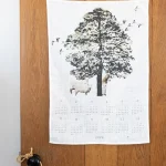 Fog Linen Work 2026 亞麻年曆布 - Whispers of the Woods 掛在木門上的正面圖